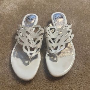 Like New Leather Sofft Latttice Sandals Size 8 in White